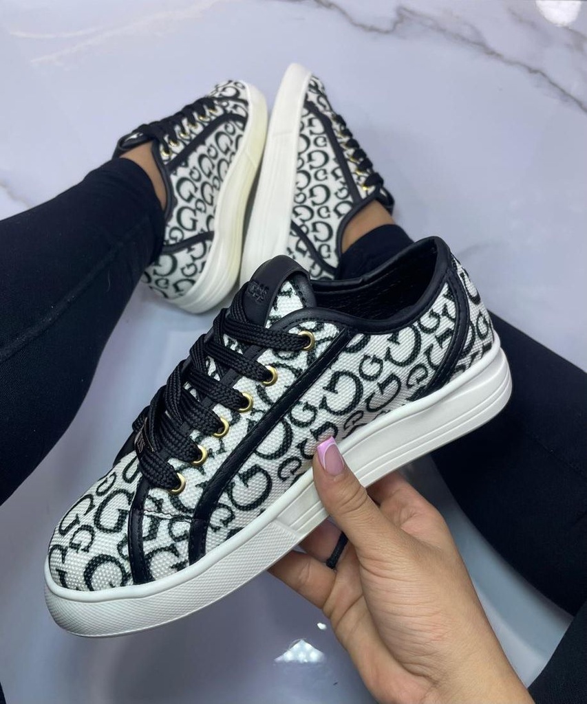 Guess Blanca Negra Letras