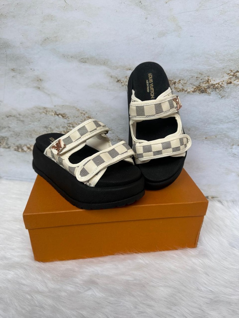 Sandalia Louis Vuitton Plataforma Beige Logo