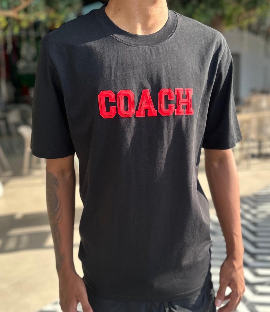 Camiseta Coach Negra Logo Rojo