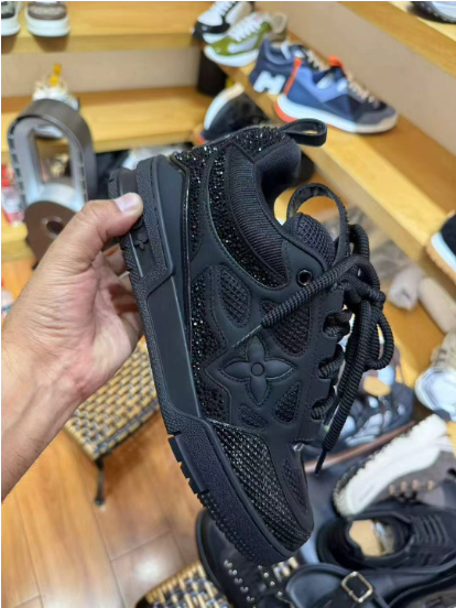 Louis Vuitton Skate Negro Brillos