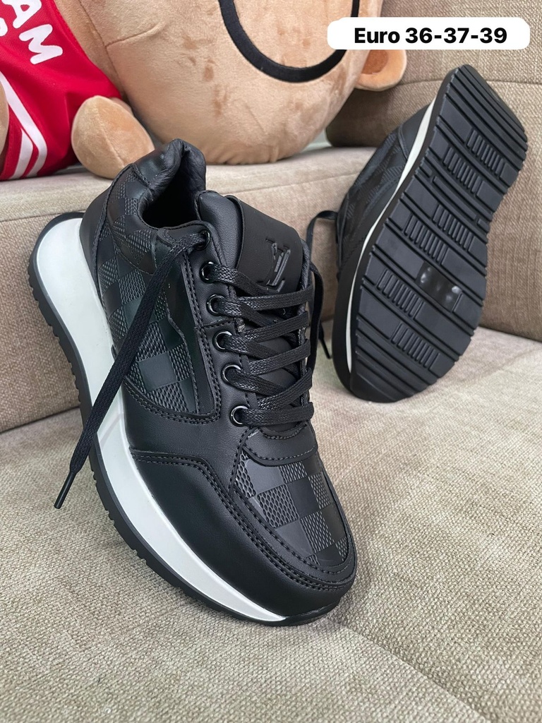 Louis Vuitton Clasico LV32