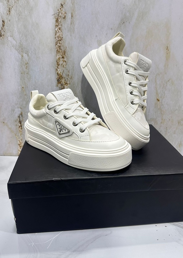 Prada Blanca Logo PD22